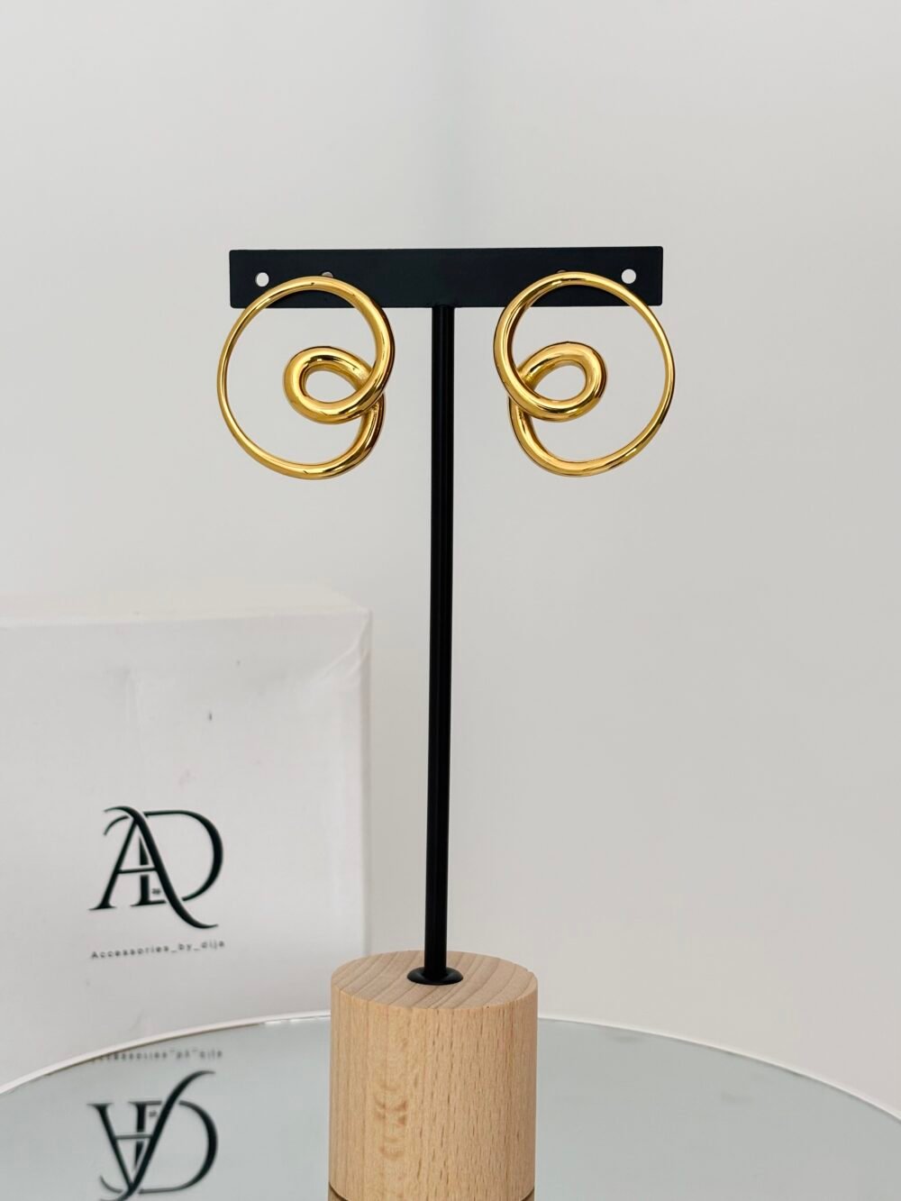 Nola swirl earring.   DJE07 - Image 3