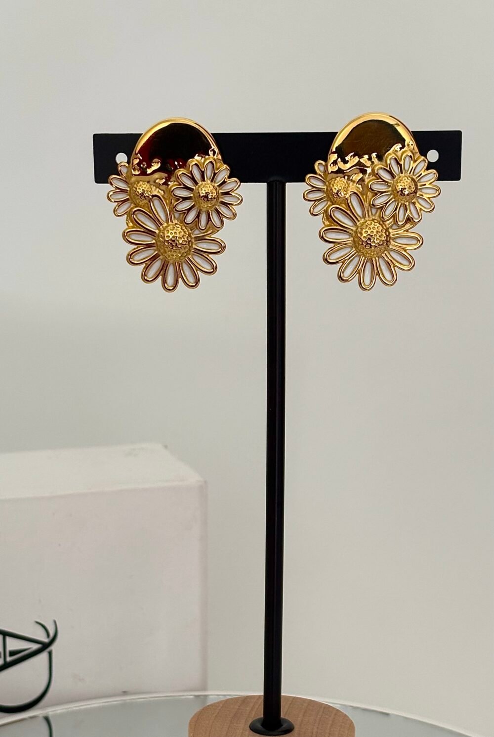 Sunflower stud earring.   DJE10