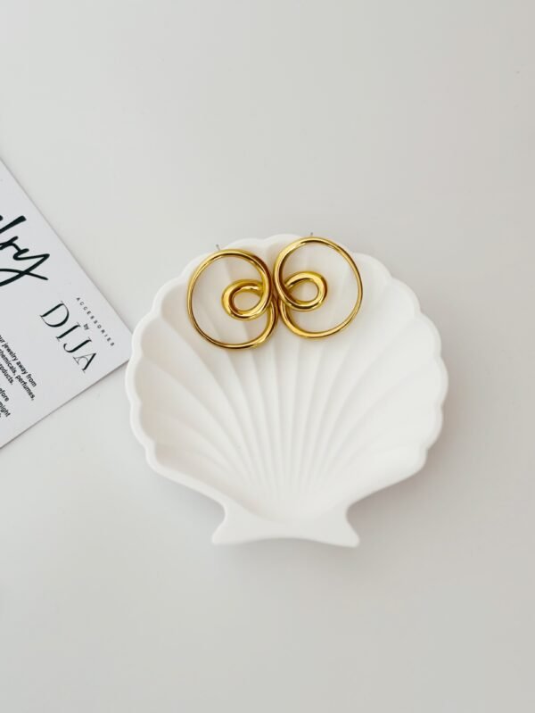 Nola swirl earring.   DJE07