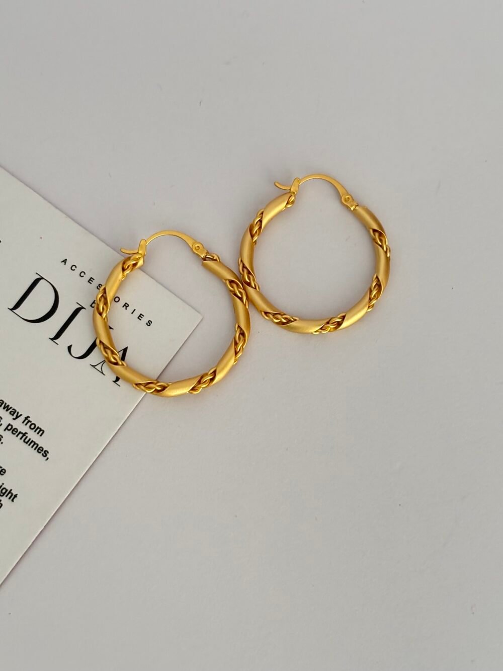Twist design mini hoop   DJE56